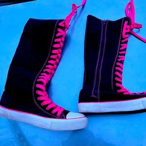 Great condition does need a bit of cleaning. Really cute size 7 woman’s